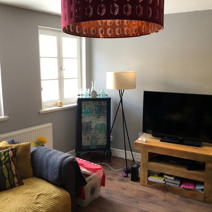 2 Bed Flat, Great Junction Street, EH6 - Photo 1