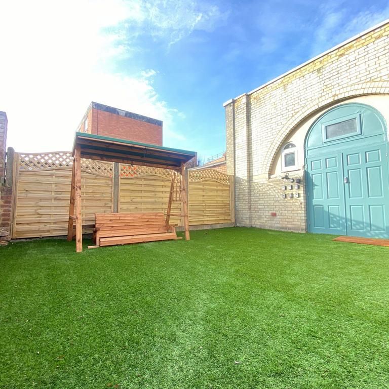 Studio to rent - Photo 1