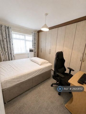 4 bedroom semi-detached house to rent - Photo 2