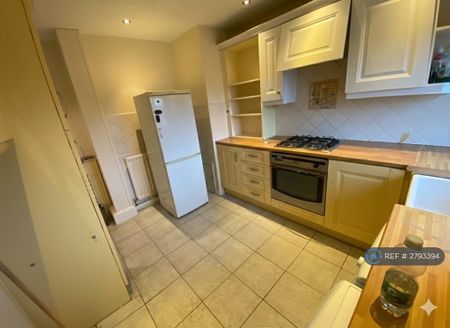 2 bedroom flat to rent - Photo 2