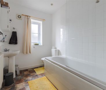 To Let 3 Bed House - Mid Terrace - Photo 4