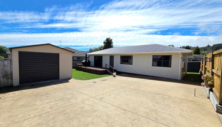 Modern 3-bedroom home with garage - Photo 5