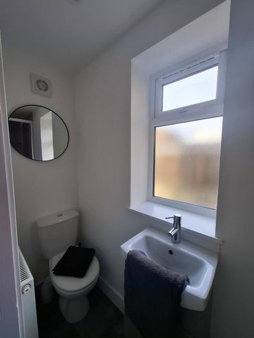 Room to let in newly refurbished HMO – Heneage Road - Photo 4