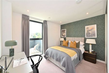 A stunning top floor lateral apartment with an enormous 422 sq. ft. roof terrace overlooking the beautiful Courtyard gardens. - Photo 5