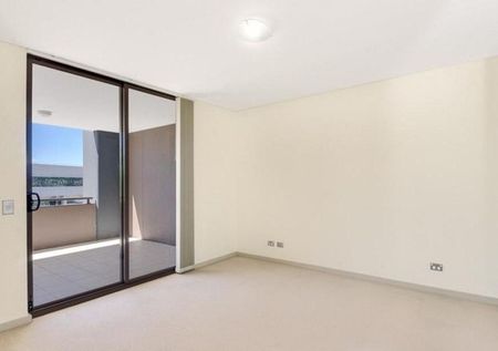Modern 2 Bedroom Unit in Prime CBD Location - Walk to Everything - Photo 2