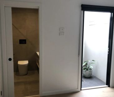 Ultra-modern home close to everything! - Photo 6