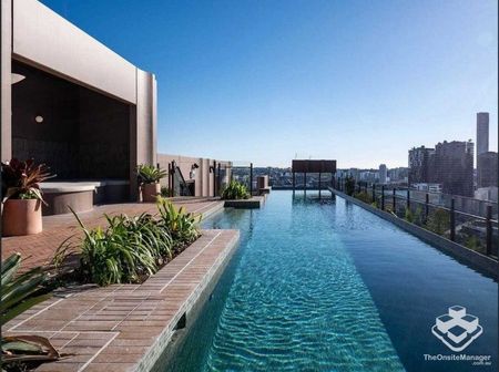 Luxurious 1-Bedroom Apartment in West Village, West End - Photo 2