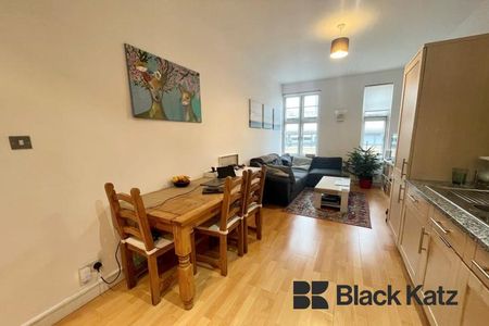 Superbly located larger than average duplex apartment - Photo 4