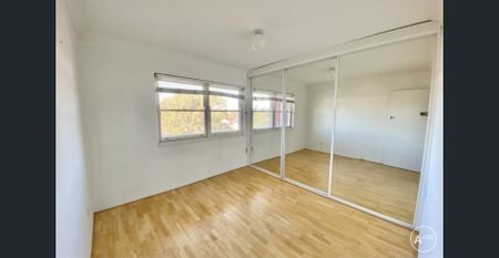 Boutique Two-Bedroom Apartment in Prime Location - Photo 2