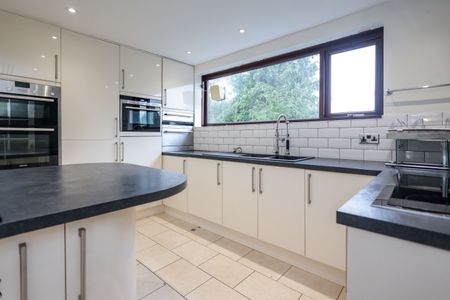 3 bed flat to rent in Western Road, Poole, BH13 - Photo 5