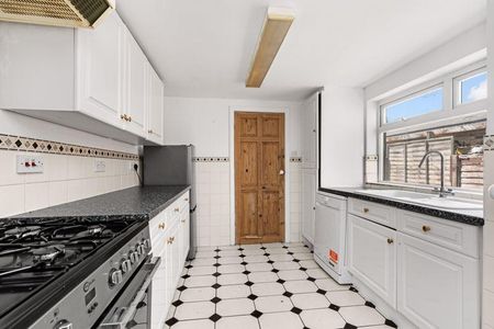 2 bedroom semi-detached house to rent - Photo 4