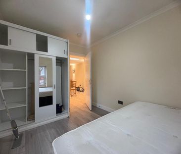 3 bedroom flat to rent - Photo 4