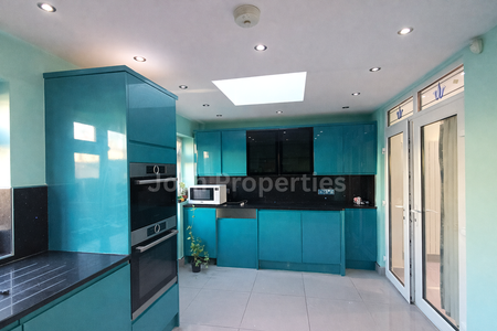 3 bedroom semi-detached house to rent - Photo 2