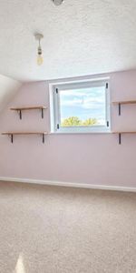 A well-presented one-bedroom flat located on Meadow Street, Avonmouth. The property offers a good-sized living room, separate kitchen, double bedroom and main bathroom. The property also benefits from on-street parking and is situated close to local amenities and transport links. - Photo 4