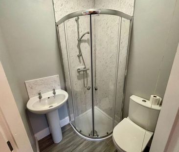 4 bedroom semi-detached house to rent - Photo 6