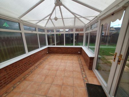 4 bedroom detached house to rent - Photo 2