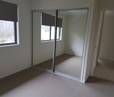 :: MODERN HOME IN CONVENIENT LOCATION! - Photo 3