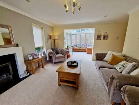 4 bedroom detached house to rent - Photo 4