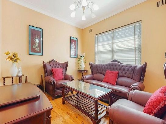 Large 4 Bedroom House for lease now - Photo 1