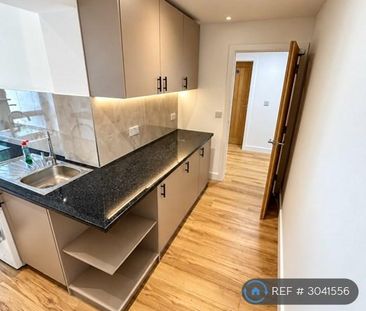 6 bedroom semi-detached house to rent - Photo 1