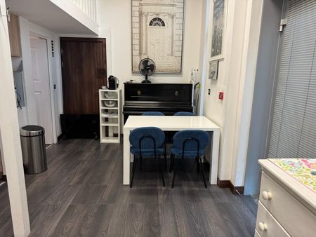 2 Bed Flat, Bridges Court Road, SW11 - Photo 2