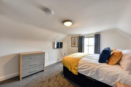 1 bedroom in a house share to rent - Photo 2