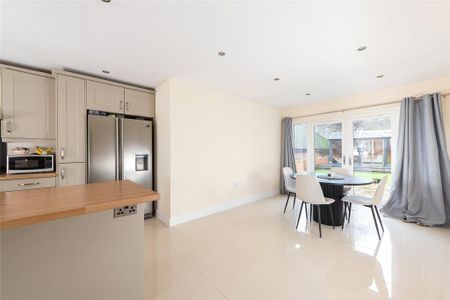 5 bedroom detached house to rent - Photo 2