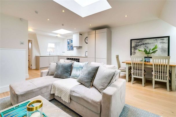 Stunning duplex top floor flat within an exclusive boutique development of a converted Lion house - Photo 1