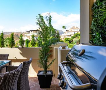 Middle Floor Apartment in Benahavís - Photo 2