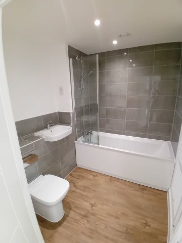 2 Bed Flat, John Thornycroft Road, SO19 - Photo 4