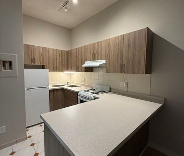 1-123 Wyndham St N - Photo 3