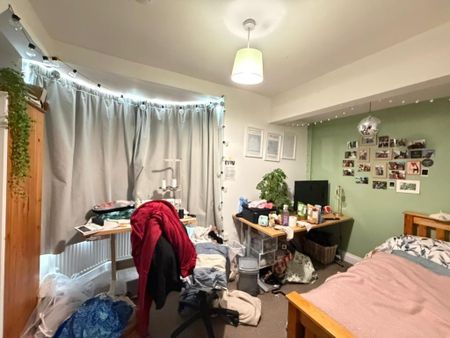 4 bedroom end of terrace house to rent - Photo 2