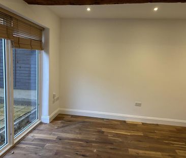 1 bedroom coach house to rent - Photo 2