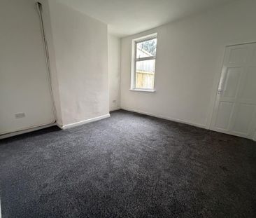 4 bedroom end of terrace house to rent - Photo 5