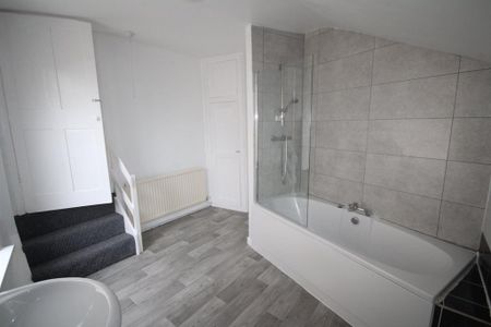 2 bedroom end of terrace house to rent - Photo 3