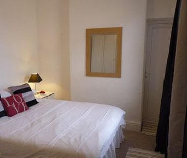 4 bedroom end of terrace house to rent - Photo 2