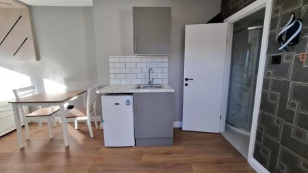 1 bedroom in a house share to rent - Photo 3