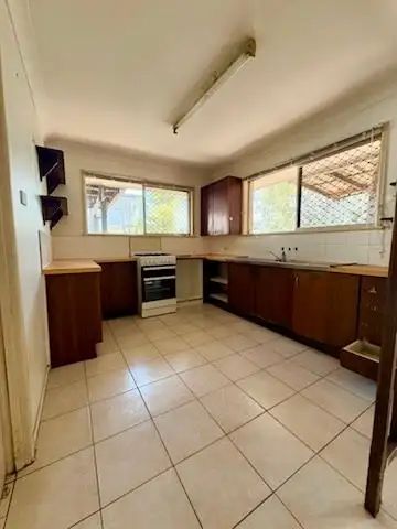 “Charming 4-Bedroom Family Home in Bellbird Park” - Photo 4