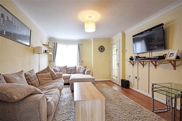 Well presented 2 bedroom property to rent in Duxford with excellent access to A14, M11 & local Business Parks. Garden to rear of property. GCH. Part-furnished. - Photo 1