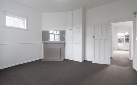 A sunny, spacious home right on the city fringe - Photo 2