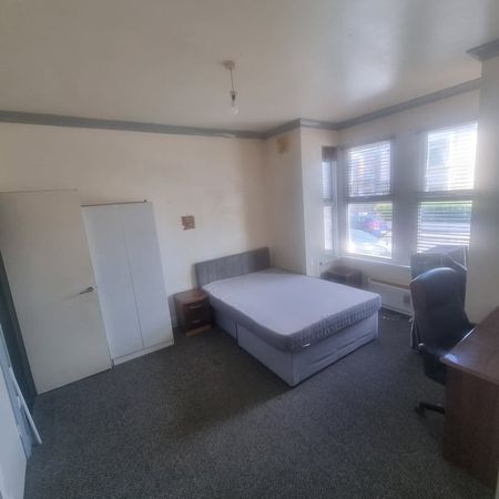 Studio Flat, Scarborough Road, E11 - Photo 3