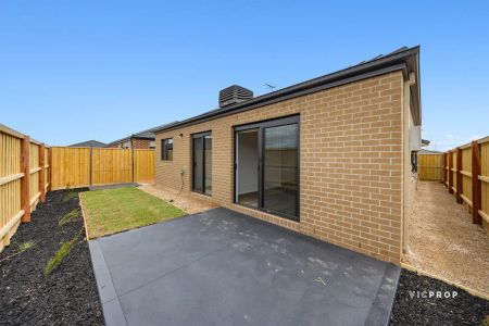 “Brand New Spacious Family Home in the Heart of Tarneit!” - Photo 5
