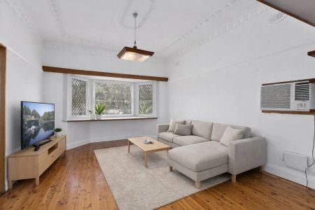 Character Cottage in a great location! - Photo 3