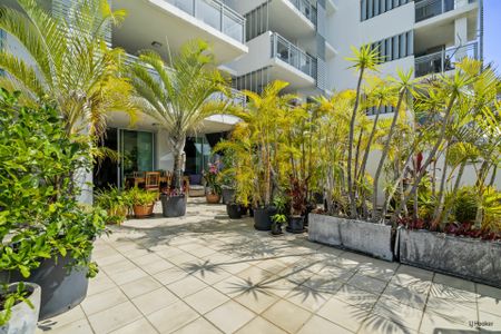 MODERN APARTMENT WITH MASSIVE PRIVATE OUTDOOR DECK - Photo 4