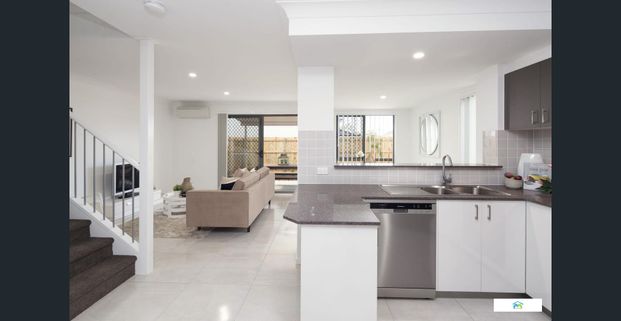 Luxury 3 bed townhouse, convenient to everything! - Photo 1
