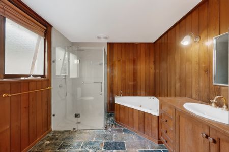 SPACIOUS FAMILY HOME IN A PRIME DONCASTER LOCATION - Photo 4