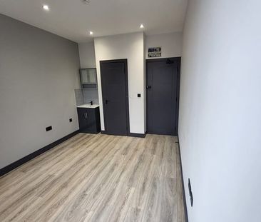 Studio Flat, High Street, W3 - Photo 5