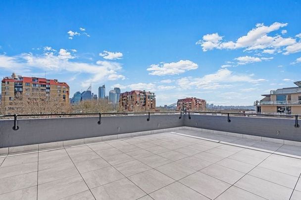 Top Floor, Sun Drenched Apartment in Perfect Potts Point Location - Photo 1