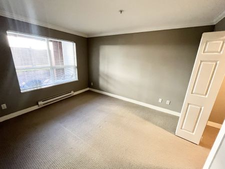 Immaculate Ground Floor One Bedroom with Parking and Storage - Photo 2