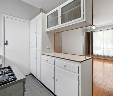 Bright, Comfortable Unit Living in Leafy Clarence Park - Photo 1